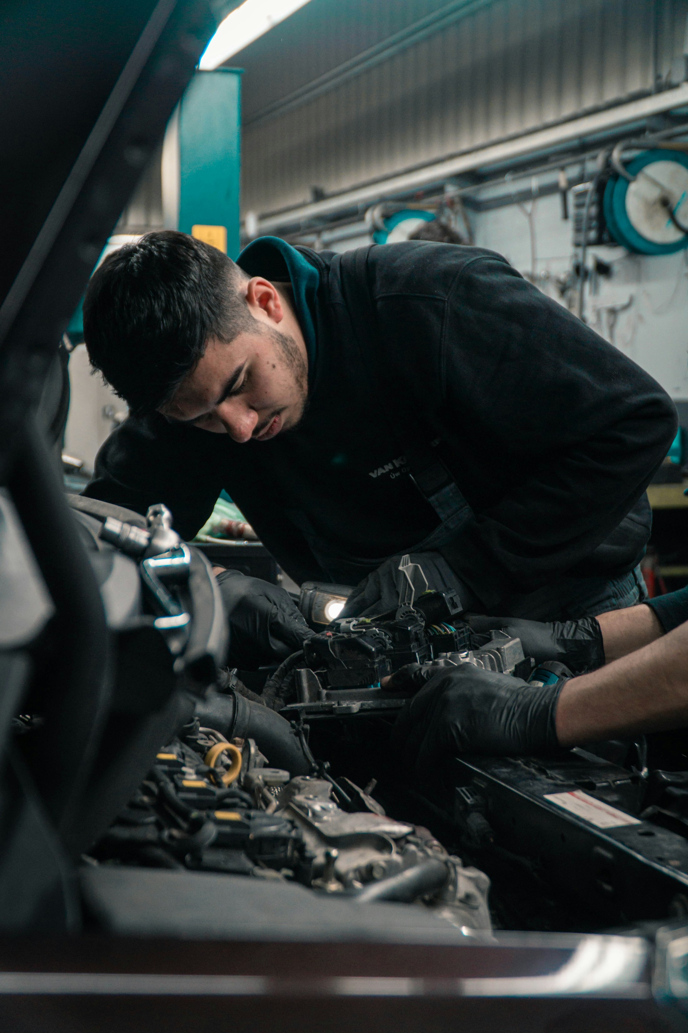 Serviste aracın motorunu kontrol eden usta